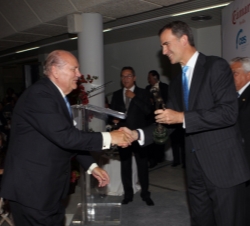 Don Felipe hace entrega del galardón al presidente de PERSÁN, José Moya